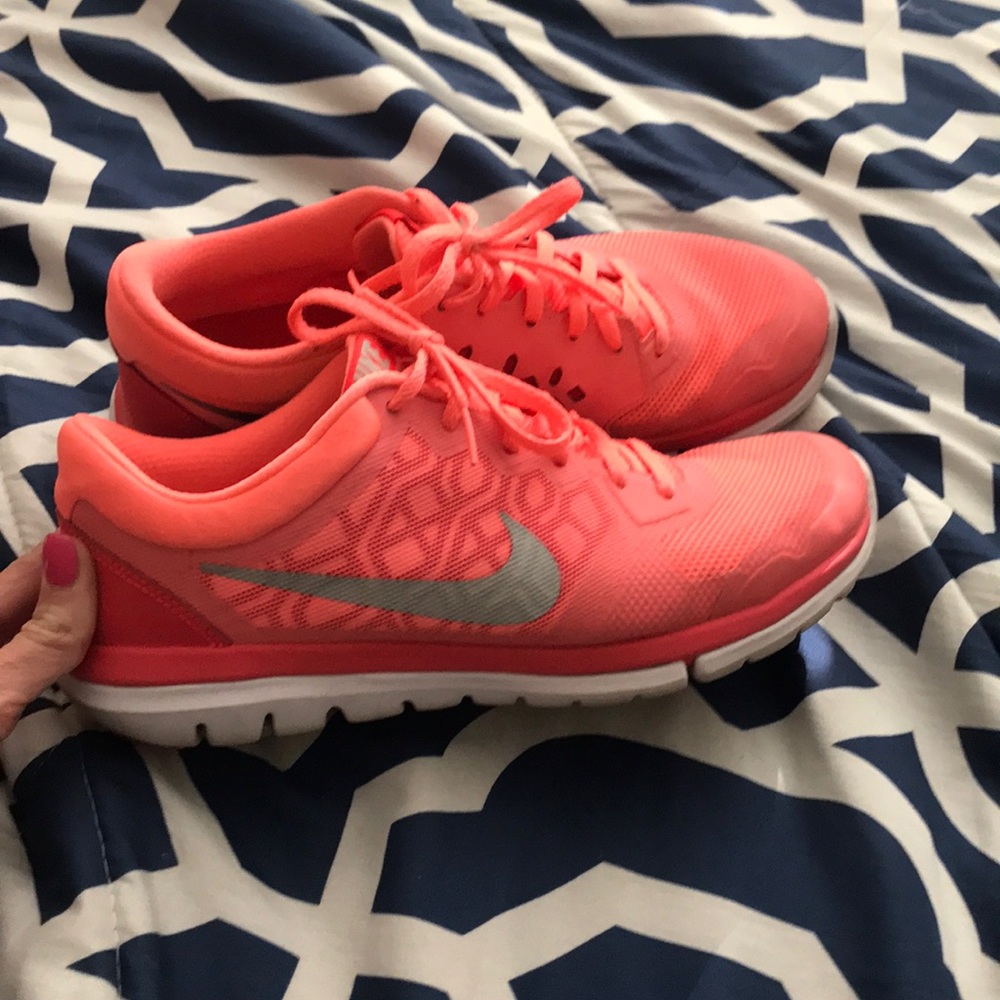 Women’s Nike size 9.5 tennis shoes